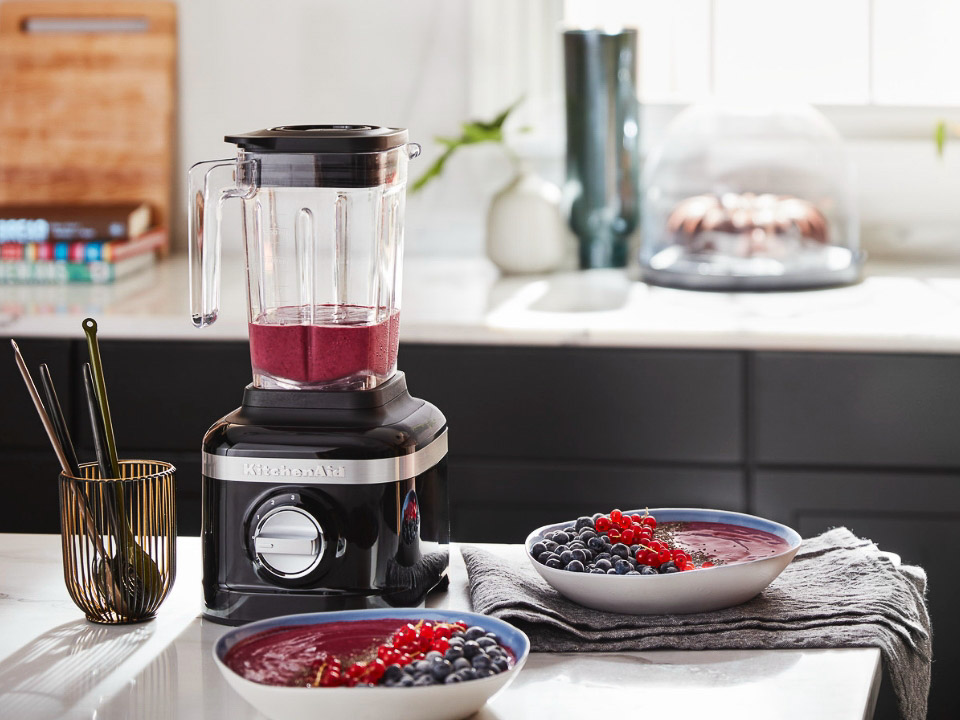 Blender-K150-onyx-black-with-red-berries-smoothie